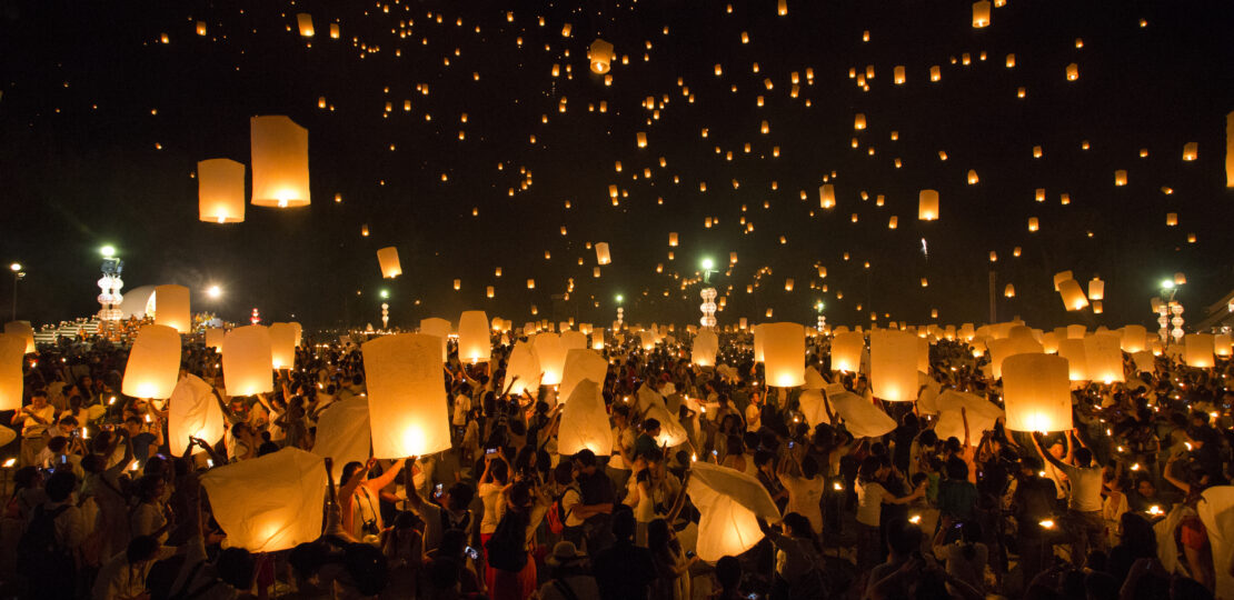 CHIANG MAI, THAILAND – OCTOBER 25, 2014: Floating lanterns yeepe